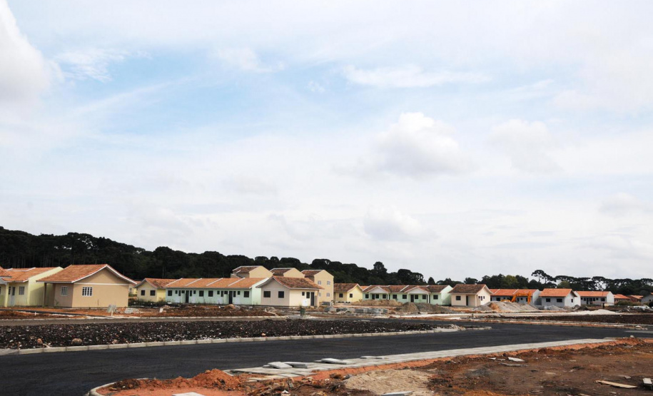 O Governo do Estado vai realizar a regularização de até quatro mil imóveis sem documentação no bairro Guarituba, em Piraquara. A ação é coordenada pela Cohapar, em parceria com a Prefeitura de Piraquara e o Governo Federal, com investimentos oriundos do Fundo Estadual de Combate à Pobreza, o que permitirá que o serviço seja oferecido de graça aos beneficiários. (Foto: Arquivo Cohapar)