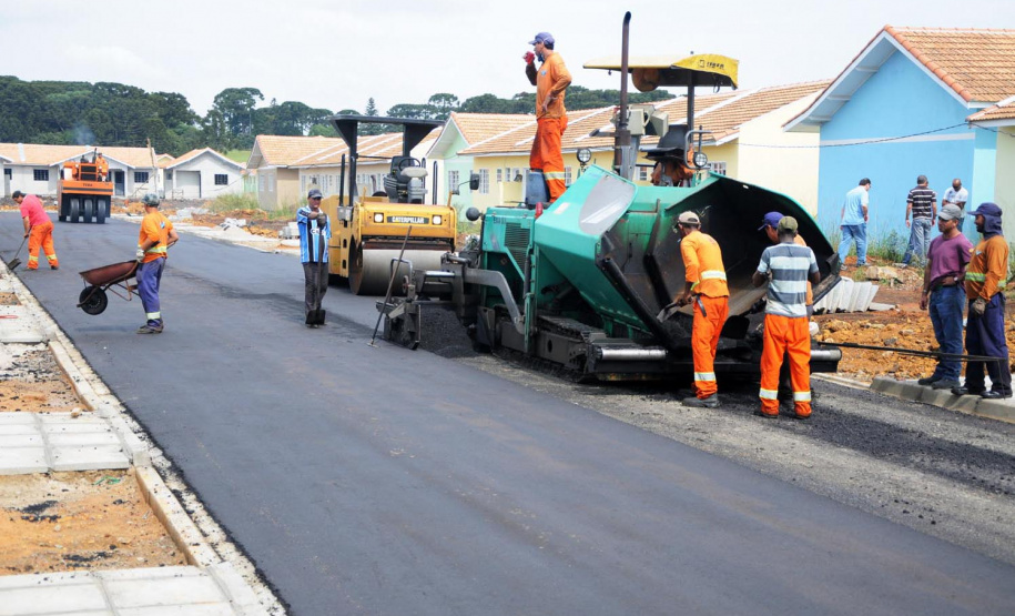O Governo do Estado vai realizar a regularização de até quatro mil imóveis sem documentação no bairro Guarituba, em Piraquara. A ação é coordenada pela Cohapar, em parceria com a Prefeitura de Piraquara e o Governo Federal, com investimentos oriundos do Fundo Estadual de Combate à Pobreza, o que permitirá que o serviço seja oferecido de graça aos beneficiários. (Foto: Arquivo Cohapar)