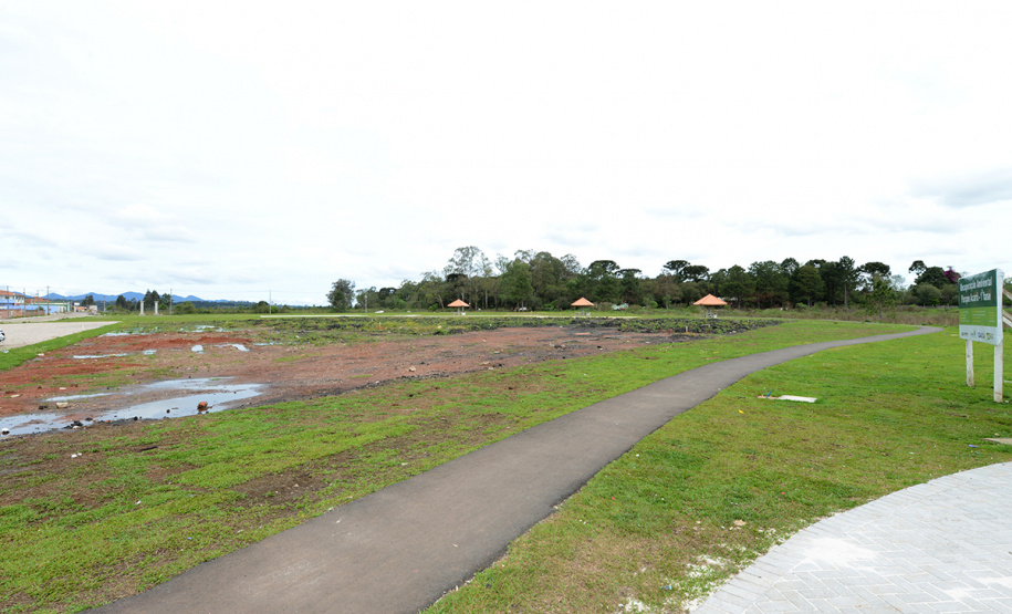 O Governo do Estado vai realizar a regularização de até quatro mil imóveis sem documentação no bairro Guarituba, em Piraquara. A ação é coordenada pela Cohapar, em parceria com a Prefeitura de Piraquara e o Governo Federal, com investimentos oriundos do Fundo Estadual de Combate à Pobreza, o que permitirá que o serviço seja oferecido de graça aos beneficiários. (Foto: Arquivo Cohapar)