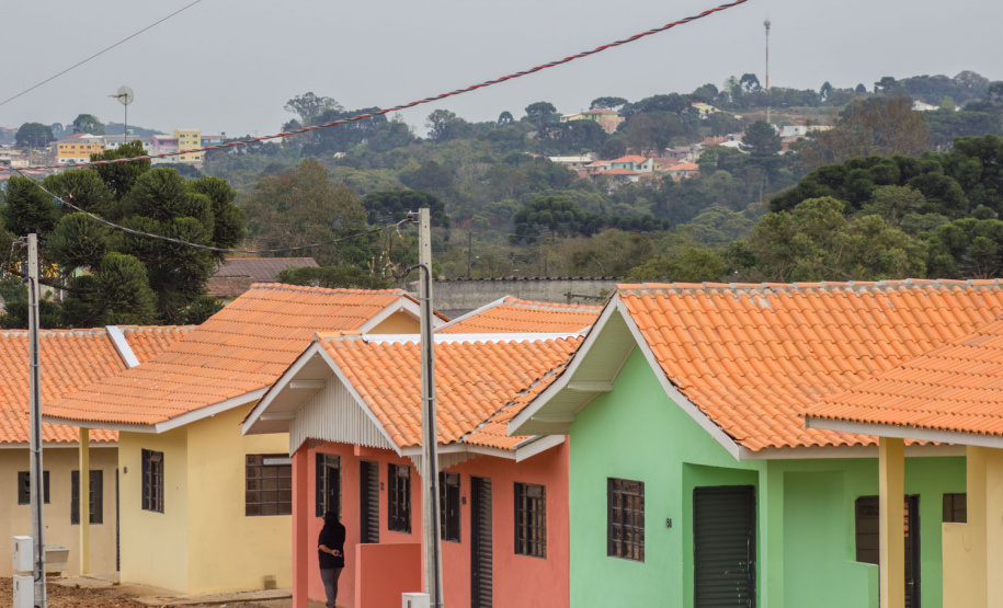 Governo do Estado e Prefeitura de Piraquara discutem obras de infraestrutura para o Guarituba O Governo do Estado vai realizar a regularização de até quatro mil imóveis sem documentação no bairro Guarituba, em Piraquara. A ação é coordenada pela Cohapar, em parceria com a Prefeitura de Piraquara e o Governo Federal, com investimentos oriundos do Fundo Estadual de Combate à Pobreza, o que permitirá que o serviço seja oferecido de graça aos beneficiários. (Foto: Arquivo Cohapar)