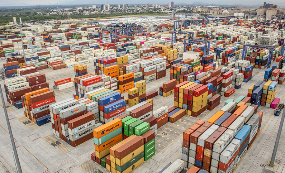 Março foi extremamente positivo para as movimentações pelo Terminal de Contêineres do Porto de Paranaguá. O segmento fecha o mês com recorde histórico: melhor movimentação geral em um único mês. Foram 95.633 TEUs (unidades de contêineres de 20 pés) importados e exportados em março. - Paranaguá, 19/04/2021 - Foto: Claudio Neves/Portos do Paraná