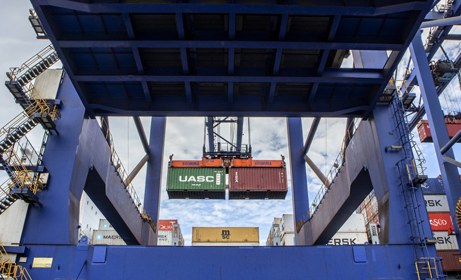 Março foi extremamente positivo para as movimentações pelo Terminal de Contêineres do Porto de Paranaguá. O segmento fecha o mês com recorde histórico: melhor movimentação geral em um único mês. Foram 95.633 TEUs (unidades de contêineres de 20 pés) importados e exportados em março. - Paranaguá, 19/04/2021 - Foto: Claudio Neves/Portos do Paraná