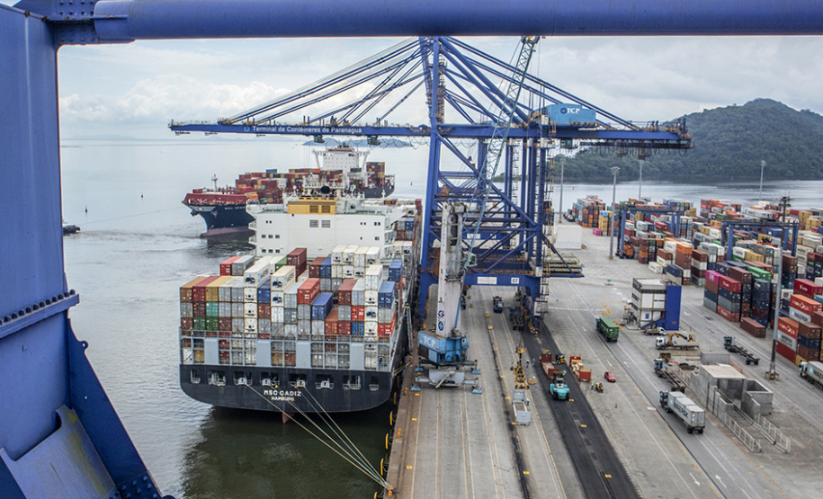 Março foi extremamente positivo para as movimentações pelo Terminal de Contêineres do Porto de Paranaguá. O segmento fecha o mês com recorde histórico: melhor movimentação geral em um único mês. Foram 95.633 TEUs (unidades de contêineres de 20 pés) importados e exportados em março. - Paranaguá, 19/04/2021 - Foto: Claudio Neves/Portos do Paraná
