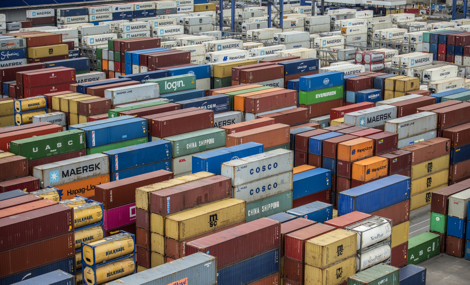 Março foi extremamente positivo para as movimentações pelo Terminal de Contêineres do Porto de Paranaguá. O segmento fecha o mês com recorde histórico: melhor movimentação geral em um único mês. Foram 95.633 TEUs (unidades de contêineres de 20 pés) importados e exportados em março. - Paranaguá, 19/04/2021 - Foto: Claudio Neves/Portos do Paraná