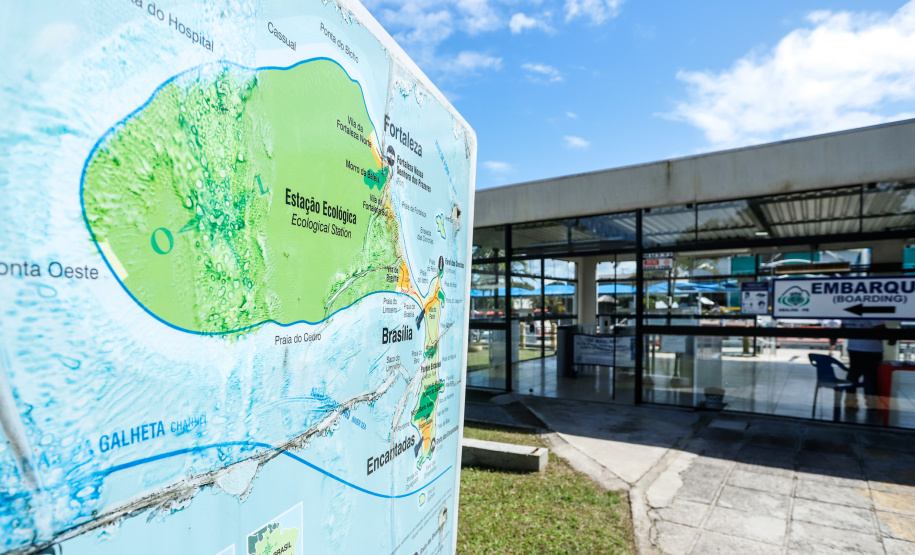 Nesta segunda-feira (19) no Terminal de Embarque de Pontal do Sul, o secretário de Infraestrutura e Logística do Paraná, Sandro Alex, assinou o convênio que formaliza a parceria entre o Estado e as prefeituras de Pontal do Paraná e de Paranaguá  -  Pontal do Paraná, 19/04/2021  -  Foto: Rodrigo Félix Leal/INFRA