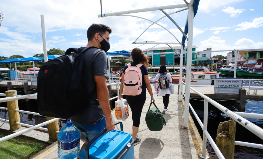 Nesta segunda-feira (19) no Terminal de Embarque de Pontal do Sul, o secretário de Infraestrutura e Logística do Paraná, Sandro Alex, assinou o convênio que formaliza a parceria entre o Estado e as prefeituras de Pontal do Paraná e de Paranaguá  -  Pontal do Paraná, 19/04/2021  -  Foto: Rodrigo Félix Leal/INFRA