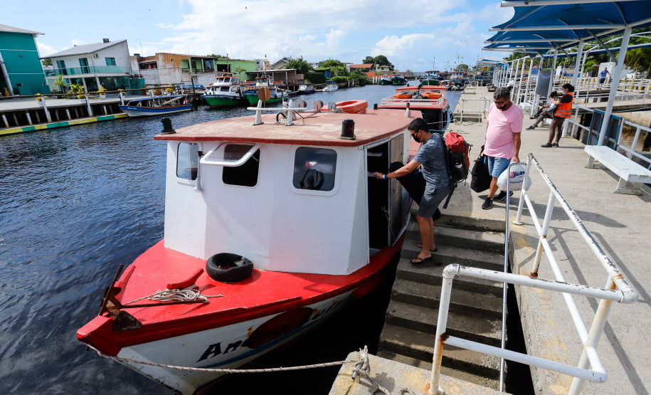 Nesta segunda-feira (19) no Terminal de Embarque de Pontal do Sul, o secretário de Infraestrutura e Logística do Paraná, Sandro Alex, assinou o convênio que formaliza a parceria entre o Estado e as prefeituras de Pontal do Paraná e de Paranaguá  -  Pontal do Paraná, 19/04/2021  -  Foto: Rodrigo Félix Leal/INFRA
