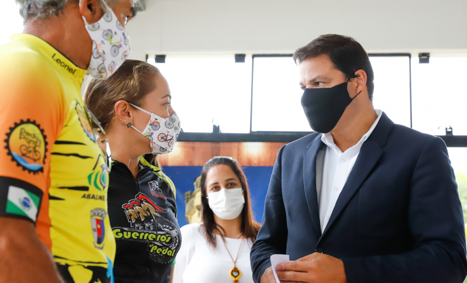 Nesta segunda-feira (19) no Terminal de Embarque de Pontal do Sul, o secretário de Infraestrutura e Logística do Paraná, Sandro Alex, assinou o convênio que formaliza a parceria entre o Estado e as prefeituras de Pontal do Paraná e de Paranaguá  -  Pontal do Paraná, 19/04/2021  -  Foto: Rodrigo Félix Leal/INFRA