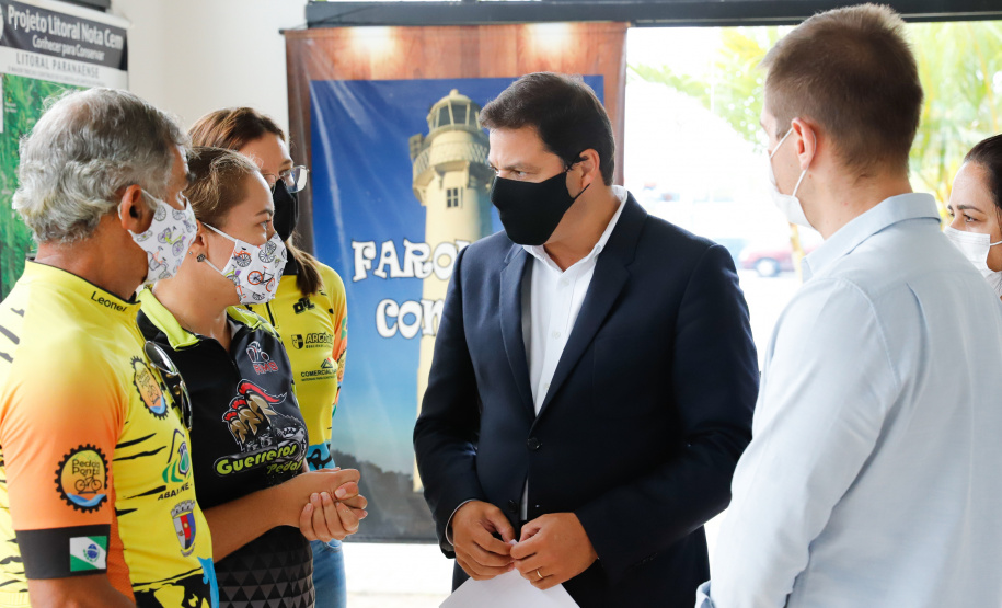 Nesta segunda-feira (19) no Terminal de Embarque de Pontal do Sul, o secretário de Infraestrutura e Logística do Paraná, Sandro Alex, assinou o convênio que formaliza a parceria entre o Estado e as prefeituras de Pontal do Paraná e de Paranaguá  -  Pontal do Paraná, 19/04/2021  -  Foto: Rodrigo Félix Leal/INFRA