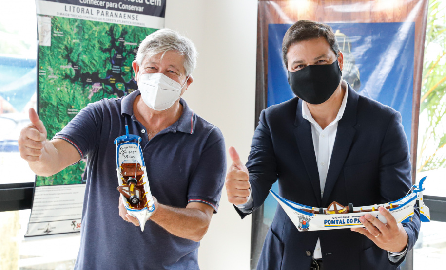 Nesta segunda-feira (19) no Terminal de Embarque de Pontal do Sul, o secretário de Infraestrutura e Logística do Paraná, Sandro Alex, assinou o convênio que formaliza a parceria entre o Estado e as prefeituras de Pontal do Paraná e de Paranaguá  -  Pontal do Paraná, 19/04/2021  -  Foto: Rodrigo Félix Leal/INFRA