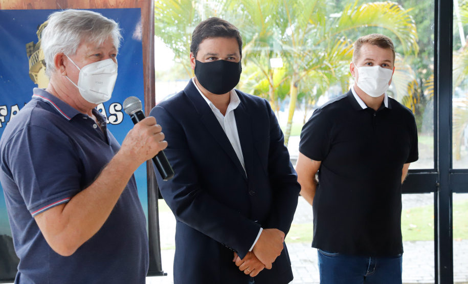 Nesta segunda-feira (19) no Terminal de Embarque de Pontal do Sul, o secretário de Infraestrutura e Logística do Paraná, Sandro Alex, assinou o convênio que formaliza a parceria entre o Estado e as prefeituras de Pontal do Paraná e de Paranaguá  -  Pontal do Paraná, 19/04/2021  -  Foto: Rodrigo Félix Leal/INFRA