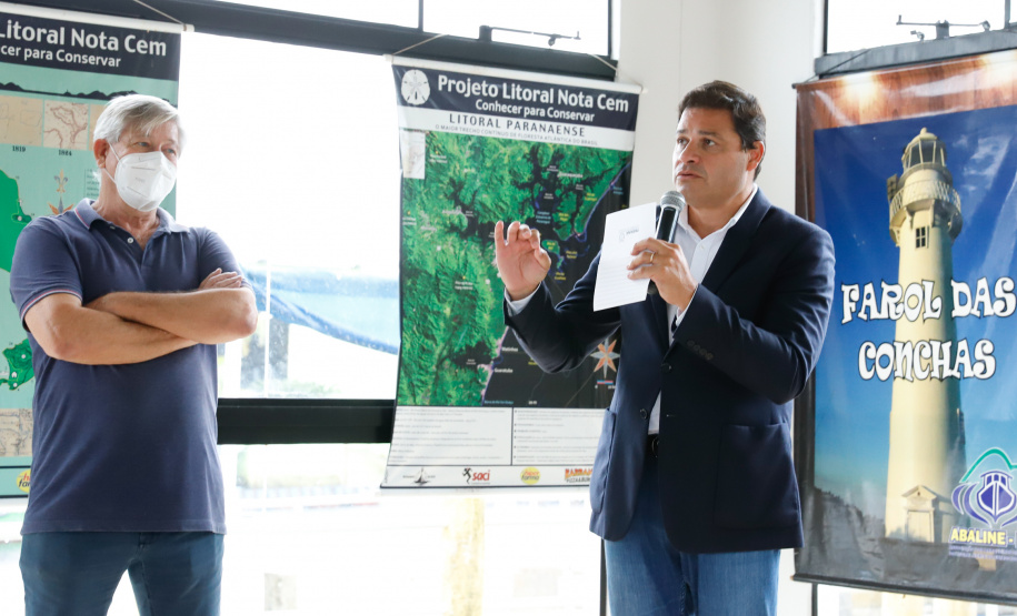 Nesta segunda-feira (19) no Terminal de Embarque de Pontal do Sul, o secretário de Infraestrutura e Logística do Paraná, Sandro Alex, assinou o convênio que formaliza a parceria entre o Estado e as prefeituras de Pontal do Paraná e de Paranaguá  -  Pontal do Paraná, 19/04/2021  -  Foto: Rodrigo Félix Leal/INFRA