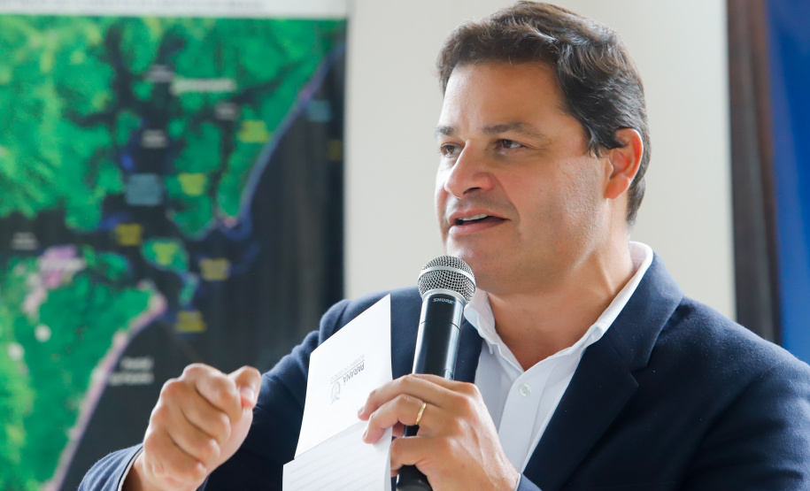 Nesta segunda-feira (19) no Terminal de Embarque de Pontal do Sul, o secretário de Infraestrutura e Logística do Paraná, Sandro Alex, assinou o convênio que formaliza a parceria entre o Estado e as prefeituras de Pontal do Paraná e de Paranaguá  -  Pontal do Paraná, 19/04/2021  -  Foto: Rodrigo Félix Leal/INFRA