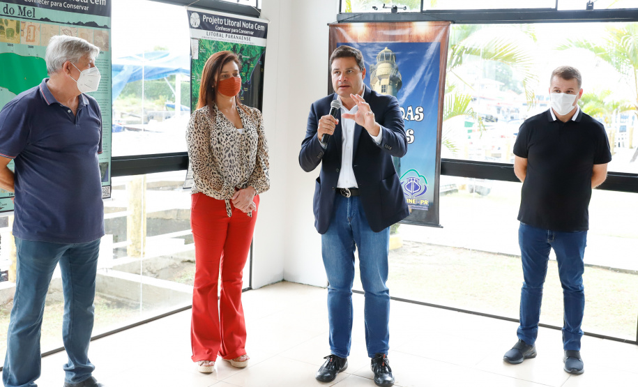 Nesta segunda-feira (19) no Terminal de Embarque de Pontal do Sul, o secretário de Infraestrutura e Logística do Paraná, Sandro Alex, assinou o convênio que formaliza a parceria entre o Estado e as prefeituras de Pontal do Paraná e de Paranaguá  -  Pontal do Paraná, 19/04/2021  -  Foto: Rodrigo Félix Leal/INFRA