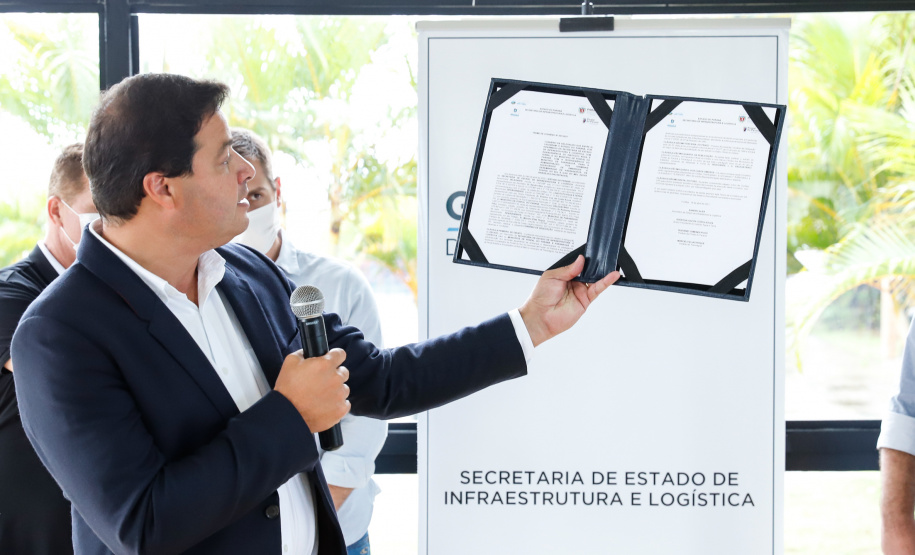 Nesta segunda-feira (19) no Terminal de Embarque de Pontal do Sul, o secretário de Infraestrutura e Logística do Paraná, Sandro Alex, assinou o convênio que formaliza a parceria entre o Estado e as prefeituras de Pontal do Paraná e de Paranaguá  -  Pontal do Paraná, 19/04/2021  -  Foto: Rodrigo Félix Leal/INFRA