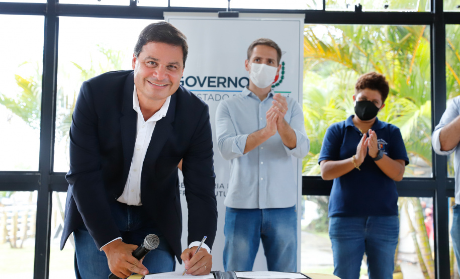 Nesta segunda-feira (19) no Terminal de Embarque de Pontal do Sul, o secretário de Infraestrutura e Logística do Paraná, Sandro Alex, assinou o convênio que formaliza a parceria entre o Estado e as prefeituras de Pontal do Paraná e de Paranaguá  -  Pontal do Paraná, 19/04/2021  -  Foto: Rodrigo Félix Leal/INFRA