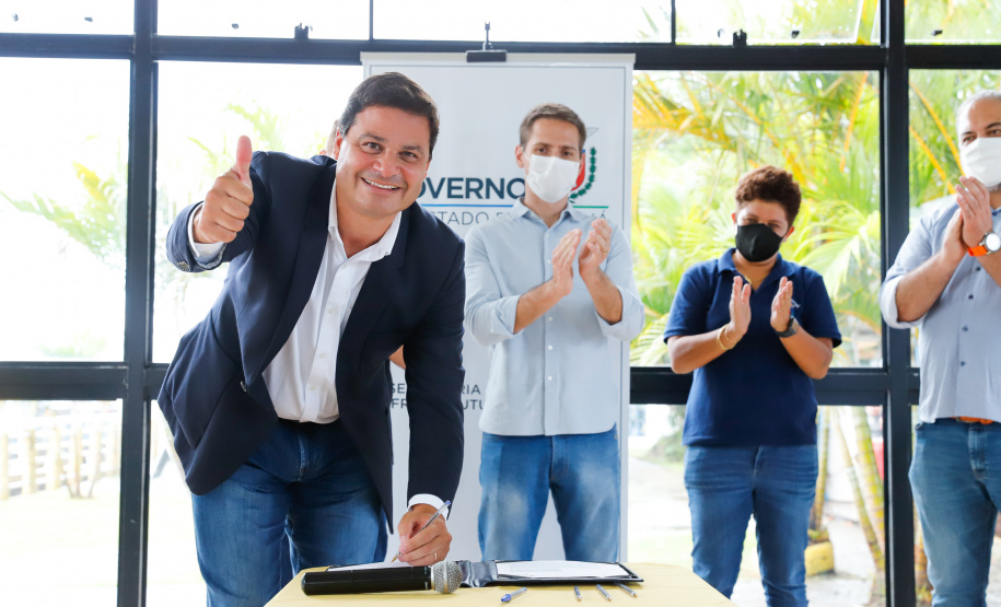 Nesta segunda-feira (19) no Terminal de Embarque de Pontal do Sul, o secretário de Infraestrutura e Logística do Paraná, Sandro Alex, assinou o convênio que formaliza a parceria entre o Estado e as prefeituras de Pontal do Paraná e de Paranaguá  -  Pontal do Paraná, 19/04/2021  -  Foto: Rodrigo Félix Leal/INFRA