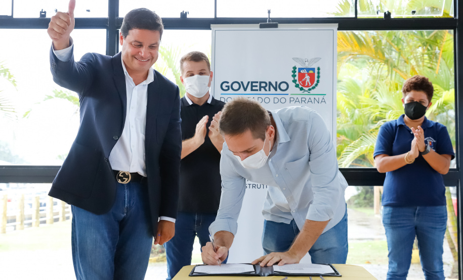 Nesta segunda-feira (19) no Terminal de Embarque de Pontal do Sul, o secretário de Infraestrutura e Logística do Paraná, Sandro Alex, assinou o convênio que formaliza a parceria entre o Estado e as prefeituras de Pontal do Paraná e de Paranaguá  -  Pontal do Paraná, 19/04/2021  -  Foto: Rodrigo Félix Leal/INFRA