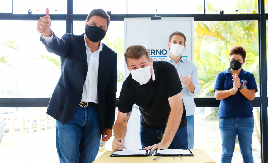 Nesta segunda-feira (19) no Terminal de Embarque de Pontal do Sul, o secretário de Infraestrutura e Logística do Paraná, Sandro Alex, assinou o convênio que formaliza a parceria entre o Estado e as prefeituras de Pontal do Paraná e de Paranaguá  -  Pontal do Paraná, 19/04/2021  -  Foto: Rodrigo Félix Leal/INFRA