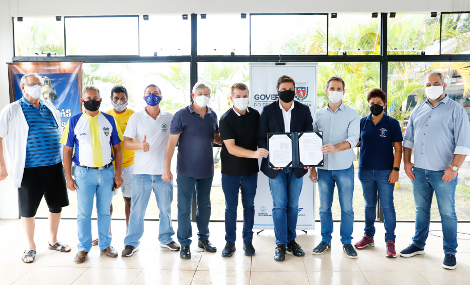 Nesta segunda-feira (19) no Terminal de Embarque de Pontal do Sul, o secretário de Infraestrutura e Logística do Paraná, Sandro Alex, assinou o convênio que formaliza a parceria entre o Estado e as prefeituras de Pontal do Paraná e de Paranaguá  -  Pontal do Paraná, 19/04/2021  -  Foto: Rodrigo Félix Leal/INFRA