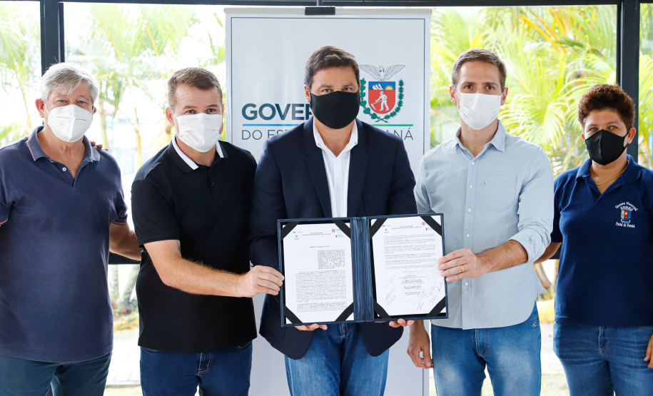 Nesta segunda-feira (19) no Terminal de Embarque de Pontal do Sul, o secretário de Infraestrutura e Logística do Paraná, Sandro Alex, assinou o convênio que formaliza a parceria entre o Estado e as prefeituras de Pontal do Paraná e de Paranaguá  -  Pontal do Paraná, 19/04/2021  -  Foto: Rodrigo Félix Leal/INFRA