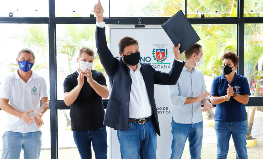 Nesta segunda-feira (19) no Terminal de Embarque de Pontal do Sul, o secretário de Infraestrutura e Logística do Paraná, Sandro Alex, assinou o convênio que formaliza a parceria entre o Estado e as prefeituras de Pontal do Paraná e de Paranaguá  -  Pontal do Paraná, 19/04/2021  -  Foto: Rodrigo Félix Leal/INFRA