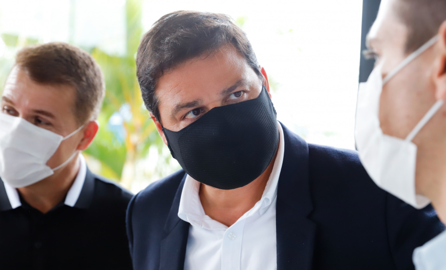 Nesta segunda-feira (19) no Terminal de Embarque de Pontal do Sul, o secretário de Infraestrutura e Logística do Paraná, Sandro Alex, assinou o convênio que formaliza a parceria entre o Estado e as prefeituras de Pontal do Paraná e de Paranaguá  -  Pontal do Paraná, 19/04/2021  -  Foto: Rodrigo Félix Leal/INFRA