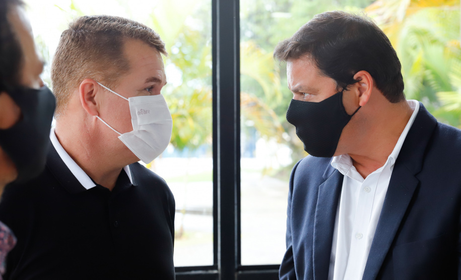 Nesta segunda-feira (19) no Terminal de Embarque de Pontal do Sul, o secretário de Infraestrutura e Logística do Paraná, Sandro Alex, assinou o convênio que formaliza a parceria entre o Estado e as prefeituras de Pontal do Paraná e de Paranaguá  -  Pontal do Paraná, 19/04/2021  -  Foto: Rodrigo Félix Leal/INFRA