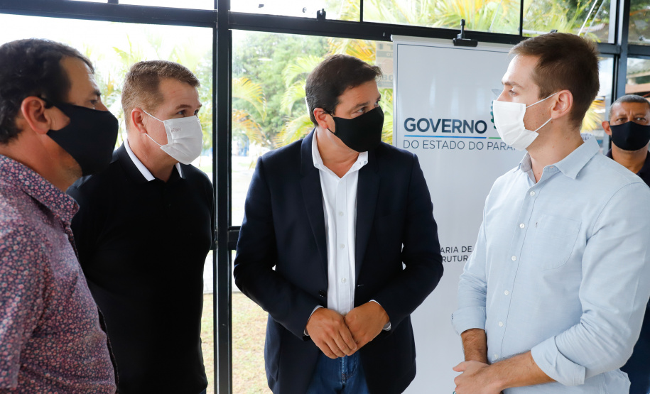 Nesta segunda-feira (19) no Terminal de Embarque de Pontal do Sul, o secretário de Infraestrutura e Logística do Paraná, Sandro Alex, assinou o convênio que formaliza a parceria entre o Estado e as prefeituras de Pontal do Paraná e de Paranaguá  -  Pontal do Paraná, 19/04/2021  -  Foto: Rodrigo Félix Leal/INFRA