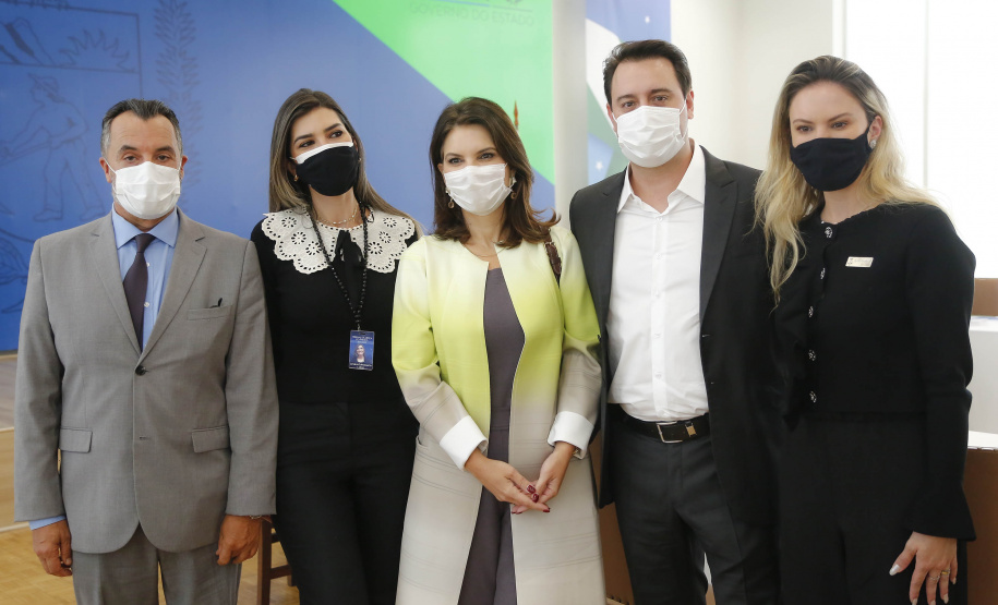 O Governo do Estado lançou nesta terça-feira (20) um novo pacote social voltado para ajudar as famílias mais vulneráveis do Paraná. Serão R$ 109 milhões divididos em seis ações como forma de amenizar o impacto da pandemia da Covid-19 no dia a dia dos cidadãos. O programa foi apresentado pelo governador Carlos Massa Ratinho Junior aos deputados estaduais em encontro virtual. Foto: Jonathan Campos/AEM