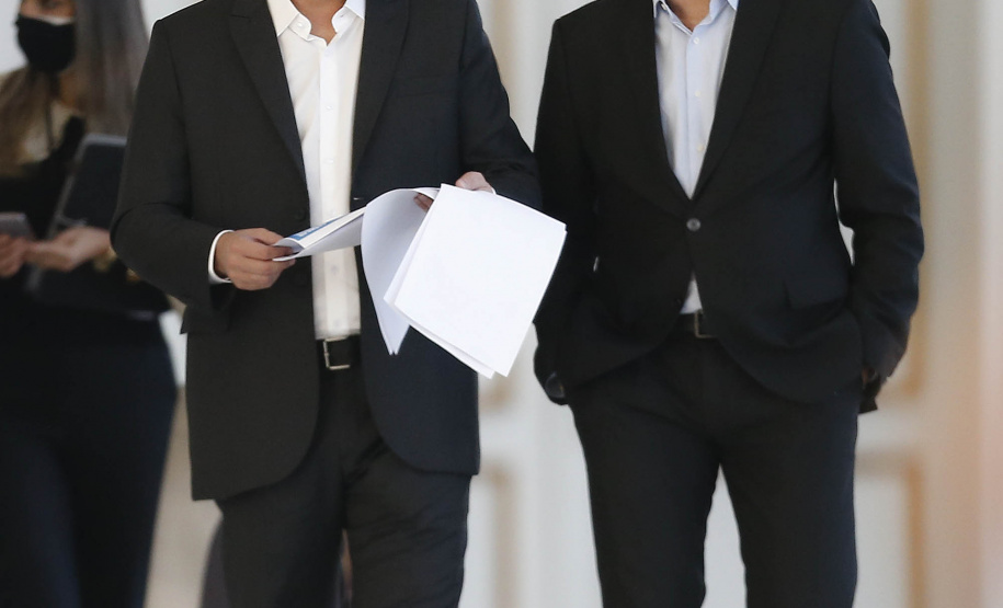 O Governo do Estado lançou nesta terça-feira (20) um novo pacote social voltado para ajudar as famílias mais vulneráveis do Paraná. Serão R$ 109 milhões divididos em seis ações como forma de amenizar o impacto da pandemia da Covid-19 no dia a dia dos cidadãos. O programa foi apresentado pelo governador Carlos Massa Ratinho Junior aos deputados estaduais em encontro virtual. Foto: Jonathan Campos/AEM