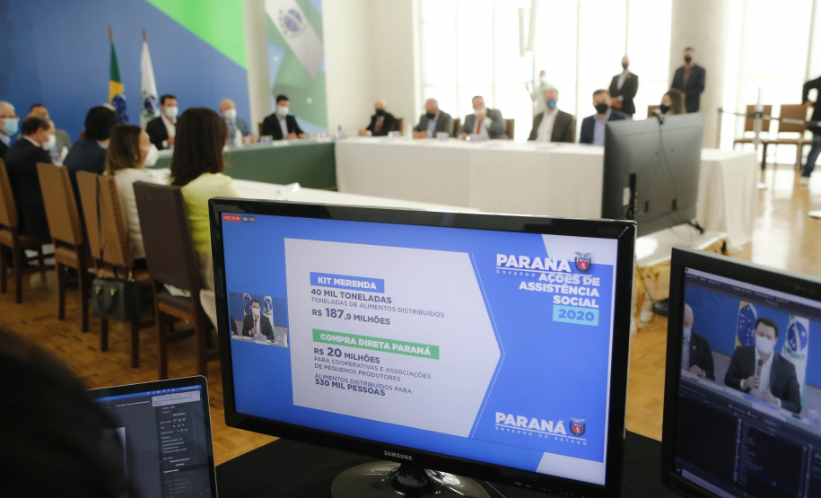 O Governo do Estado lançou nesta terça-feira (20) um novo pacote social voltado para ajudar as famílias mais vulneráveis do Paraná. Serão R$ 109 milhões divididos em seis ações como forma de amenizar o impacto da pandemia da Covid-19 no dia a dia dos cidadãos. O programa foi apresentado pelo governador Carlos Massa Ratinho Junior aos deputados estaduais em encontro virtual. Foto: Jonathan Campos/AEM