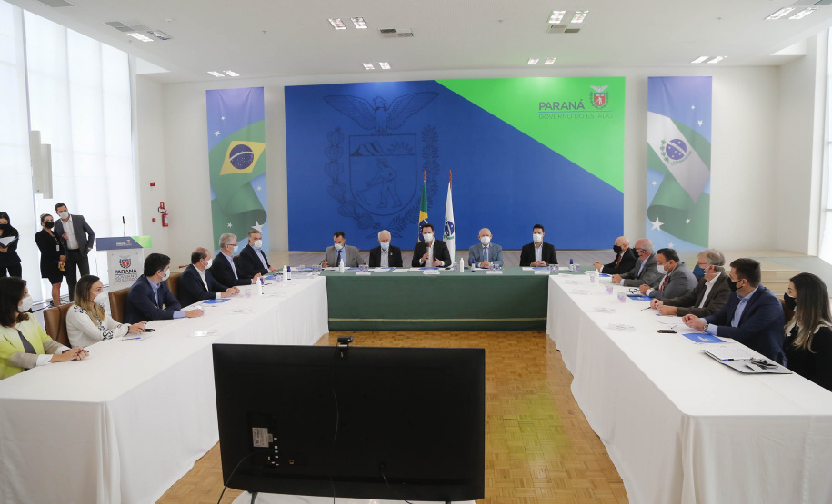 O Governo do Estado lançou nesta terça-feira (20) um novo pacote social voltado para ajudar as famílias mais vulneráveis do Paraná. Serão R$ 109 milhões divididos em seis ações como forma de amenizar o impacto da pandemia da Covid-19 no dia a dia dos cidadãos. O programa foi apresentado pelo governador Carlos Massa Ratinho Junior aos deputados estaduais em encontro virtual. Foto: Jonathan Campos/AEM