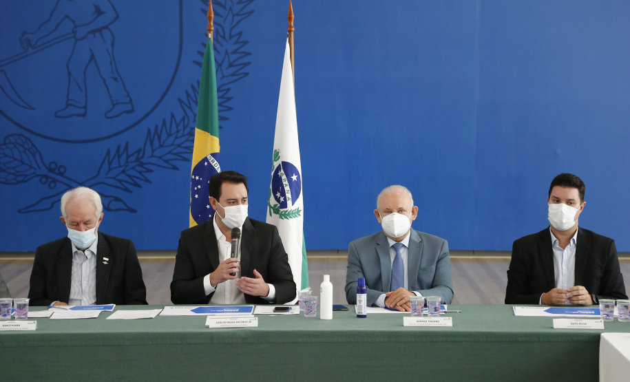 O Governo do Estado lançou nesta terça-feira (20) um novo pacote social voltado para ajudar as famílias mais vulneráveis do Paraná. Serão R$ 109 milhões divididos em seis ações como forma de amenizar o impacto da pandemia da Covid-19 no dia a dia dos cidadãos. O programa foi apresentado pelo governador Carlos Massa Ratinho Junior aos deputados estaduais em encontro virtual. - Curitiba, 20/04/2021  -  Foto: Jonathan Campos/AEN