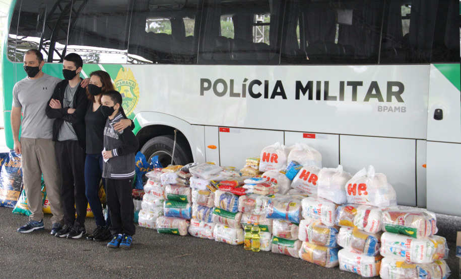 O Batalhão de Polícia Ambiental-Força Verde (BPAmb-FV) arrecadou 5.585 toneladas de alimentos, 1.647 toneladas de ração e 221 litros de álcool em todo o estado durante dois dias de campanha solidária em comemoração aos 64 anos de atuação no Paraná. - Curitiba, 20/04/2021 - Foto: Divulgação BPAmb-FV