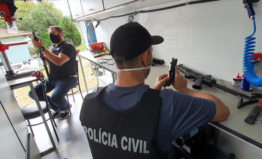 A Polícia Civil do Paraná (PCPR) agora conta com oficina móvel para manutenção de armas e treinamento. Uma van foi equipada com ferramentas que permitem que os policiais civis aprendam e realizem o reparo do armamento. O objetivo é atender os profissionais de todo o Estado, principalmente dos municípios do Interior. - Foto: Polícia Civil do Paraná