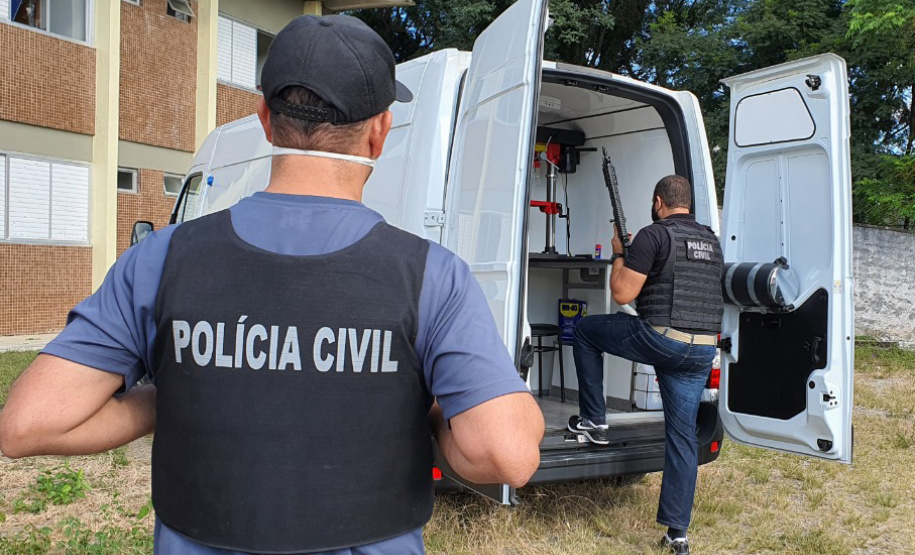 A Polícia Civil do Paraná (PCPR) agora conta com oficina móvel para manutenção de armas e treinamento. Uma van foi equipada com ferramentas que permitem que os policiais civis aprendam e realizem o reparo do armamento. O objetivo é atender os profissionais de todo o Estado, principalmente dos municípios do Interior. - Foto: Polícia Civil do Paraná