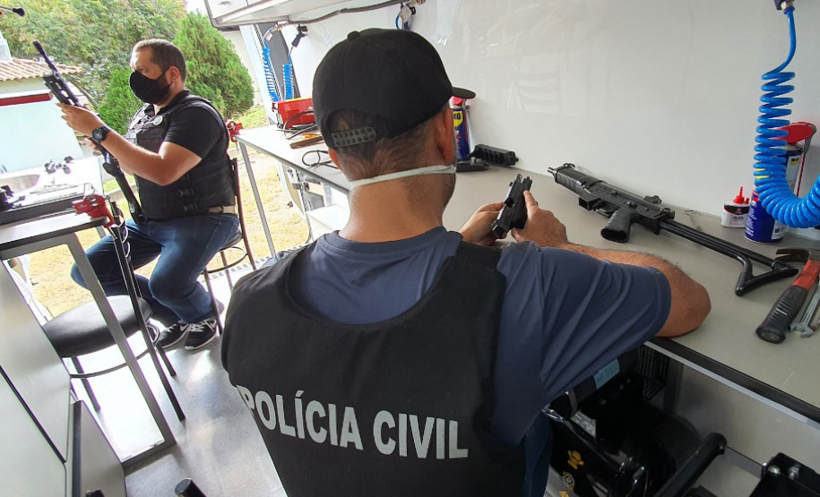 A Polícia Civil do Paraná (PCPR) agora conta com oficina móvel para manutenção de armas e treinamento. Uma van foi equipada com ferramentas que permitem que os policiais civis aprendam e realizem o reparo do armamento. O objetivo é atender os profissionais de todo o Estado, principalmente dos municípios do Interior. - Foto: Polícia Civil do Paraná