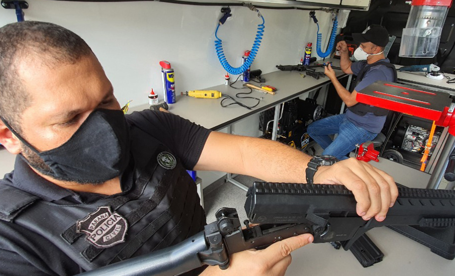 A Polícia Civil do Paraná (PCPR) agora conta com oficina móvel para manutenção de armas e treinamento. Uma van foi equipada com ferramentas que permitem que os policiais civis aprendam e realizem o reparo do armamento. O objetivo é atender os profissionais de todo o Estado, principalmente dos municípios do Interior. - Foto: Polícia Civil do Paraná