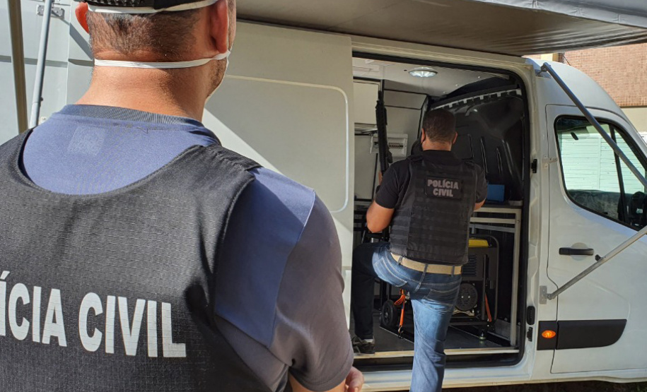 A Polícia Civil do Paraná (PCPR) agora conta com oficina móvel para manutenção de armas e treinamento. Uma van foi equipada com ferramentas que permitem que os policiais civis aprendam e realizem o reparo do armamento. O objetivo é atender os profissionais de todo o Estado, principalmente dos municípios do Interior. - Foto: Polícia Civil do Paraná