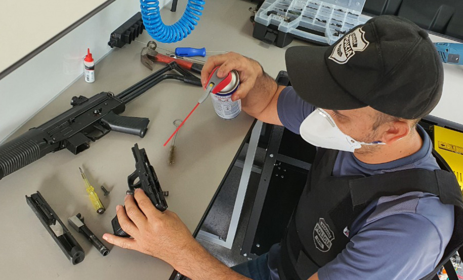 A Polícia Civil do Paraná (PCPR) agora conta com oficina móvel para manutenção de armas e treinamento. Uma van foi equipada com ferramentas que permitem que os policiais civis aprendam e realizem o reparo do armamento. O objetivo é atender os profissionais de todo o Estado, principalmente dos municípios do Interior. - Foto: Polícia Civil do Paraná