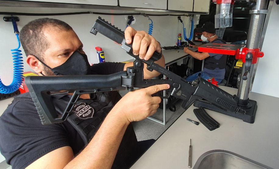A Polícia Civil do Paraná (PCPR) agora conta com oficina móvel para manutenção de armas e treinamento. Uma van foi equipada com ferramentas que permitem que os policiais civis aprendam e realizem o reparo do armamento. O objetivo é atender os profissionais de todo o Estado, principalmente dos municípios do Interior. - Foto: Polícia Civil do Paraná