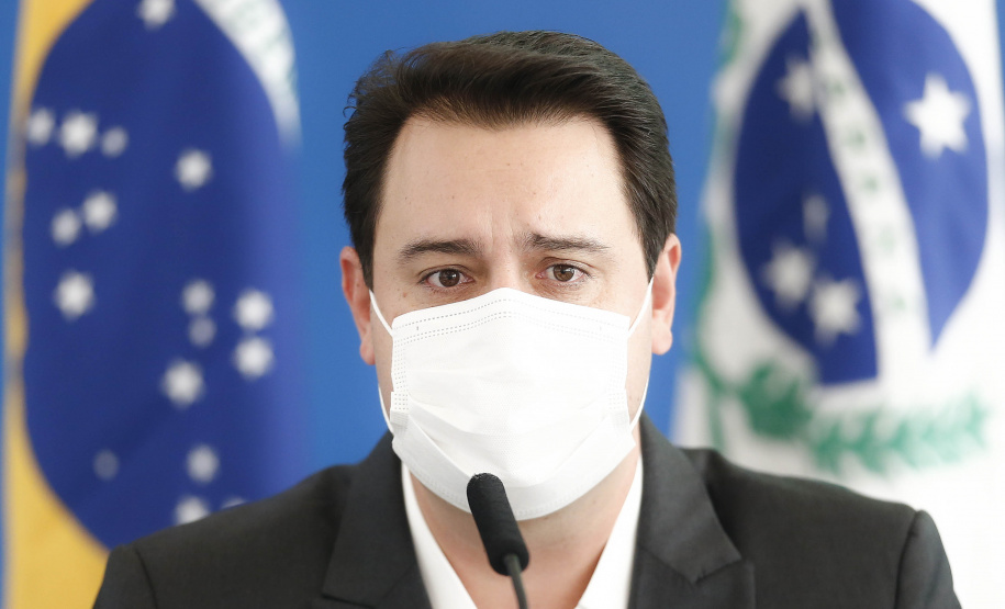 O governador Carlos Massa Ratinho Junior ressaltou que o pacote de medidas sociais voltadas para amenizar a situação da parcela mais vulnerável da população paranaense, lançado nesta terça-feira (20), no Palácio Iguaçu, é reflexo da união entre todos os Poderes constituídos do Estado no enfrentamento à pandemia da Covid-19. - Curitiba, 20/04/2021 - Foto: Jonathan Campos/AEN