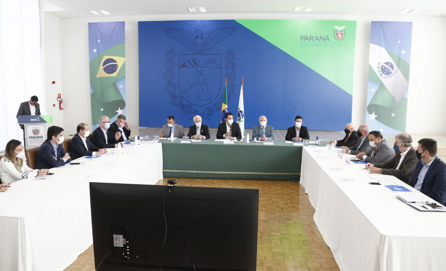 O governador Carlos Massa Ratinho Junior ressaltou que o pacote de medidas sociais voltadas para amenizar a situação da parcela mais vulnerável da população paranaense, lançado nesta terça-feira (20), no Palácio Iguaçu, é reflexo da união entre todos os Poderes constituídos do Estado no enfrentamento à pandemia da Covid-19. - Curitiba, 20/04/2021 - Foto: Jonathan Campos/AEN