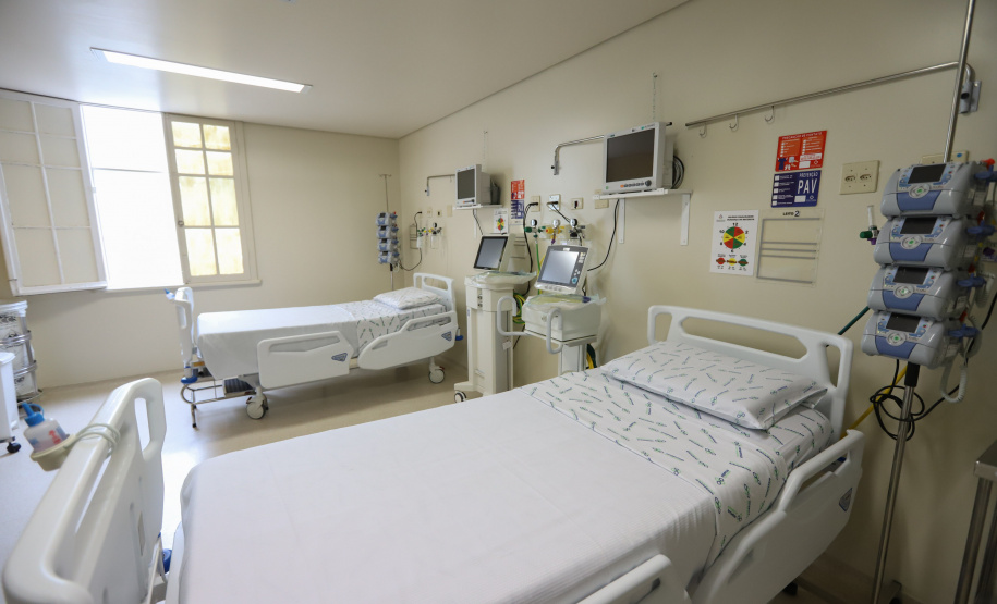 Hosp Lapa O governador Carlos Massa Ratinho Junior visita nesta quarta-feira (14) o Hospital Regional São Sebastião, na Lapa. A Secretaria de Estado da Saúde disponibiliza seis leitos de UTI no hospital.  A unidade já conta com 40 leitos de enfermaria na estratégia de combate à Covid-19.  14/04/2021 - Foto: Geraldo Bubniak/AEN