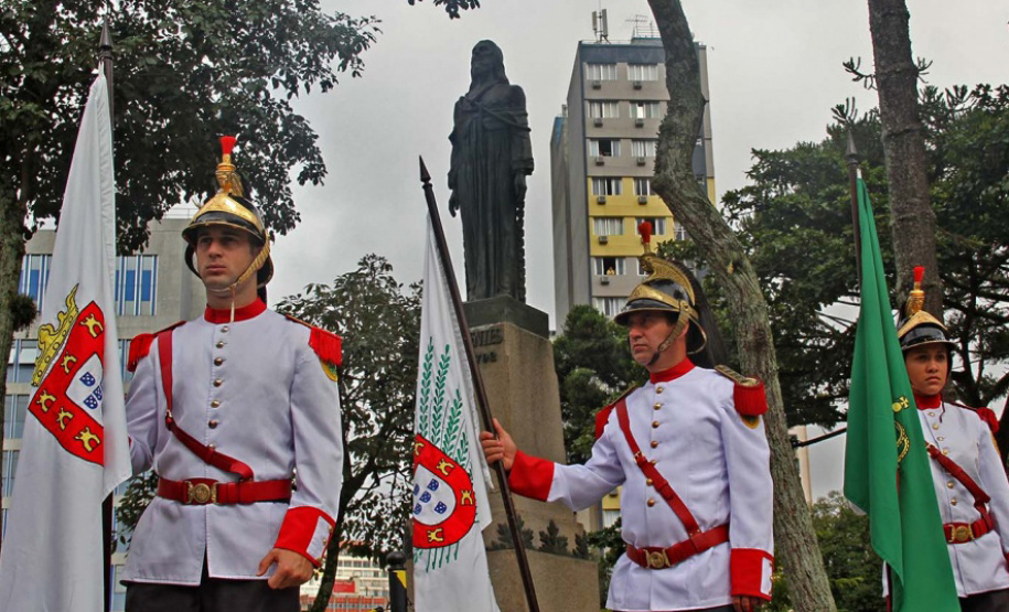 Polícias do Paraná reverenciam patriotismo e defesa da democracia ao comemorar o Dia do Tiradentes.  -  Curitiba, 21/04/2021  -  Foto: SESP/PR