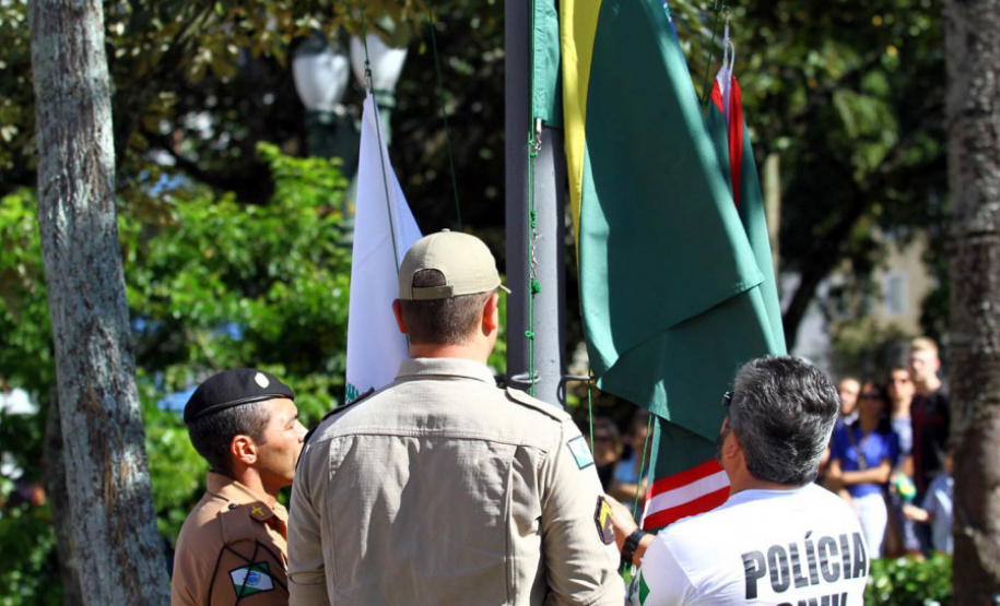 Polícias do Paraná reverenciam patriotismo e defesa da democracia ao comemorar o Dia do Tiradentes.  -  Curitiba, 21/04/2021  -  Foto: SESP/PR