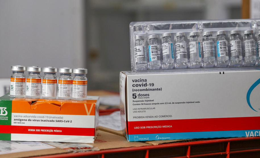 08.04.2021 - Governador Carlos Massa Ratinho Junior com Secretário da saúde Beto Preto
distribuição 12 lote de vacinas no Paraná
Foto Gilson Abreu/AEN