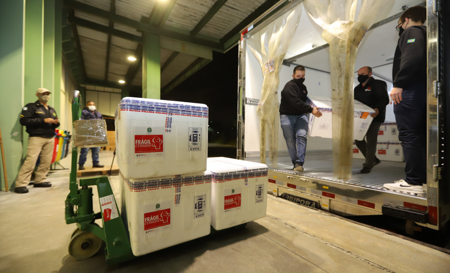 Vacina Lote Um novo carregamento com 368.050 doses de vacinas contra a Covid-19 chega no Centro de Medicamentos do Paraná (Cemepar), em Curitiba, na noite desta quinta-feira (15). São 142.800 doses da CoronaVac/Butantan e 225.250 doses da vacina de Oxford/AstraZeneca/Fiocruz.Foto: Geraldo Bubniak/AEN