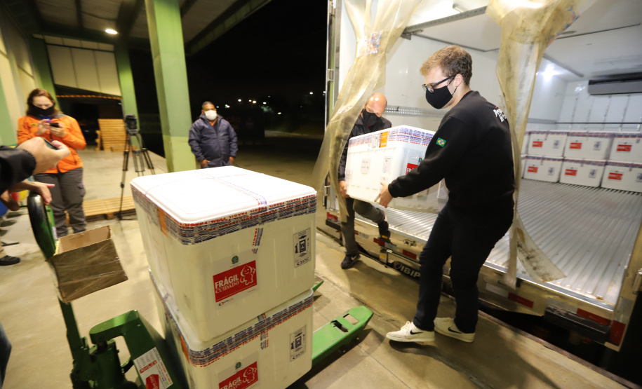 Vacina Lote Um novo carregamento com 368.050 doses de vacinas contra a Covid-19 chega no Centro de Medicamentos do Paraná (Cemepar), em Curitiba, na noite desta quinta-feira (15). São 142.800 doses da CoronaVac/Butantan e 225.250 doses da vacina de Oxford/AstraZeneca/Fiocruz.Foto: Geraldo Bubniak/AEN